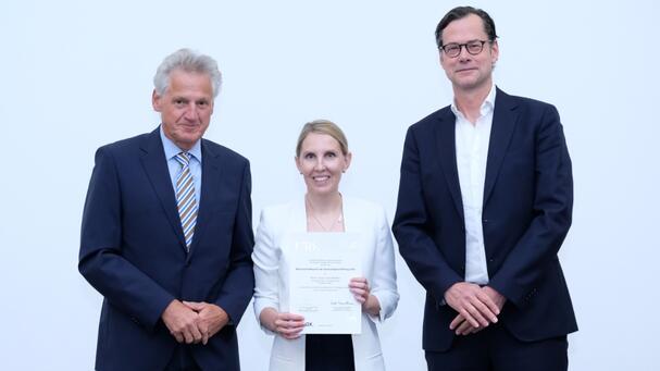 Prof. Armin Welz mit Preisträgerin Dr. med. Laura Rottner und Prof. Stephan Willems